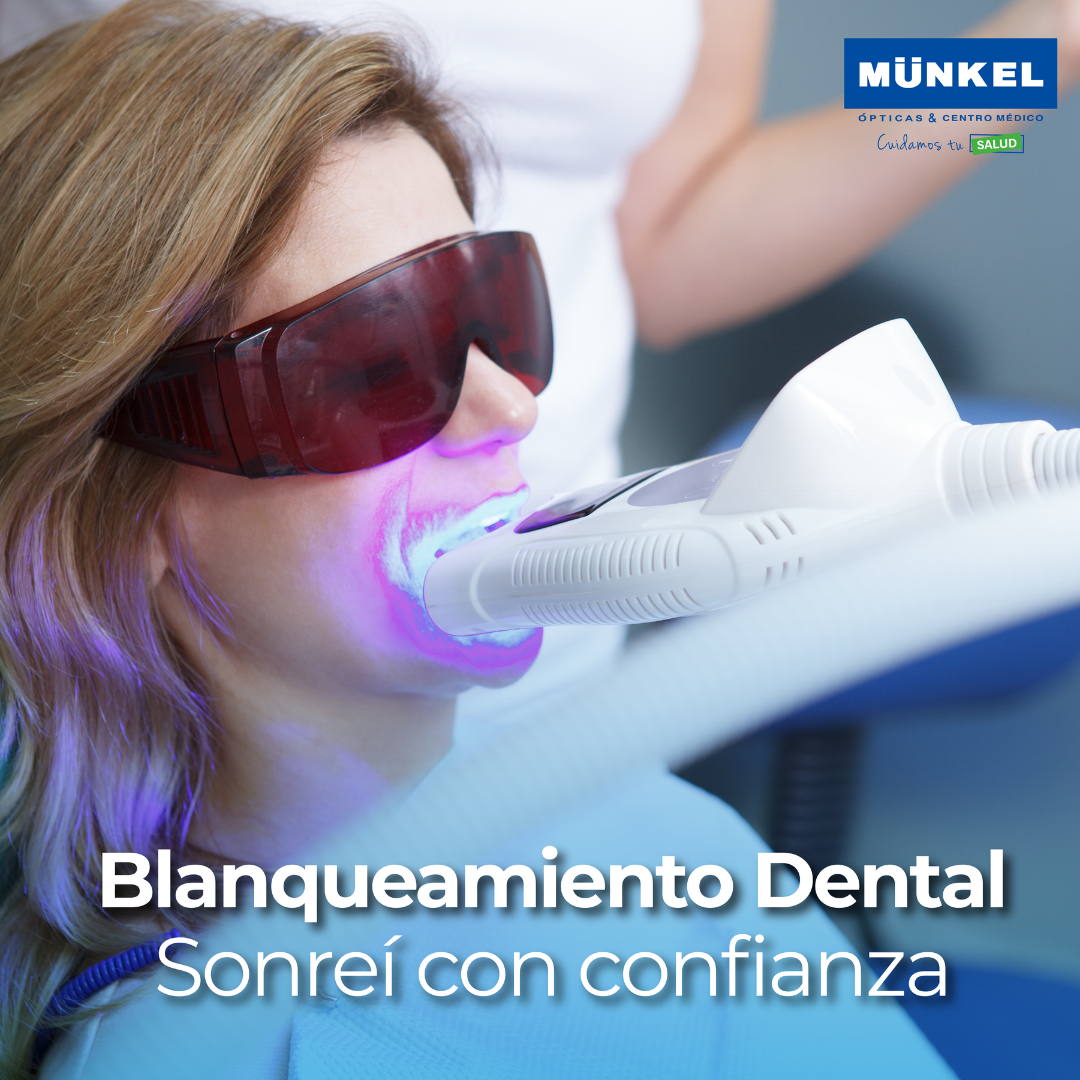 Paciente recibiendo un tratamiento de blanqueamiento dental profesional con luz LED en el Centro Médico Münkel. La imagen muestra la tecnología de aclaramiento dental avanzada con el logotipo de Münkel y el eslogan "Sonreí con confianza".